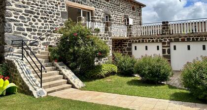 Charming Country Retreat: 3 Ensuite Bedrooms, Terrace, BBQ, Pet-Friendly, Fiber WiFi, Near Puy-en-Velay