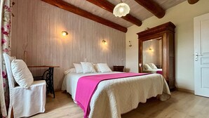Une chambre avec un grand lit, une chaise, un plafond en bois et un miroir.