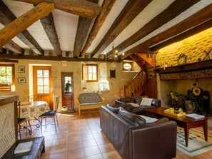 Fernseher, Tischtennisplatte, Bücher