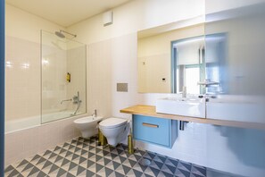 Bathtub, hair dryer, towels, shampoo