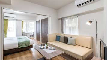 Deluxe Hollywood Twin Room, Non Smoking | Desk, laptop workspace, iron/ironing board, free WiFi