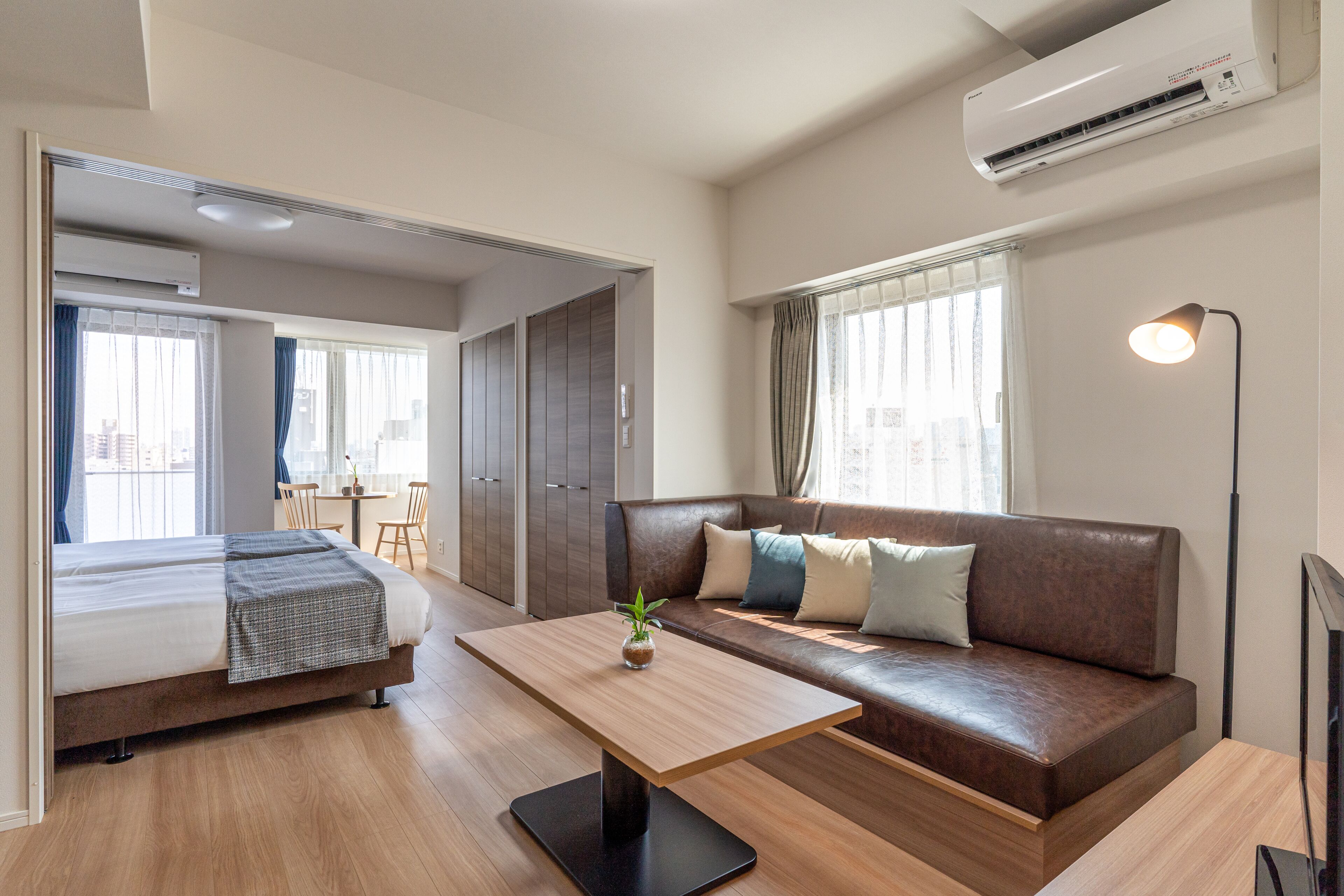 Deluxe Hollywood Twin Room, Non Smoking | Living area | Flat-screen TV