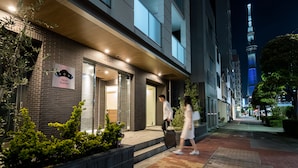 En moderne bygning med et skilt, der viser "BON Tokyo Asakusa".