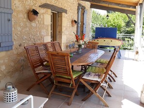 Outdoor dining - Charming Farmhouse with Private Pool, Garden, and Playground in Peaceful Countryside (Rampieux)