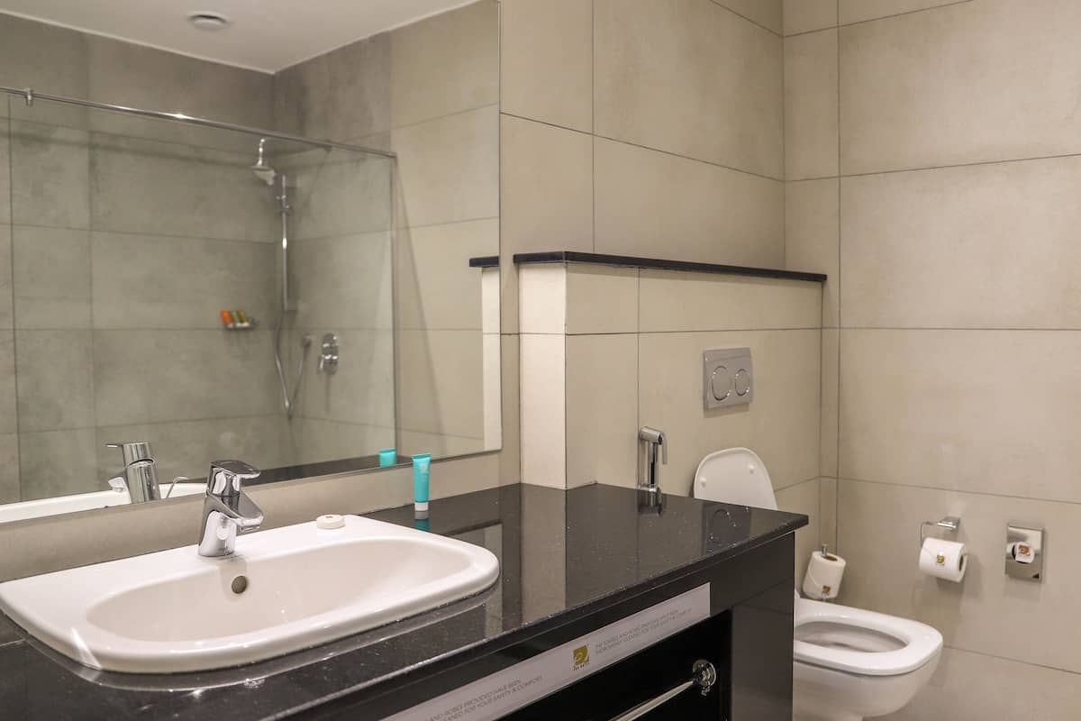 shower, rainfall showerhead, free toiletries, hair dryer