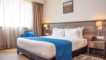 Standard Double Room | Peralatan tempat tidur premium, bar mini, peti besi dalam bilik, meja