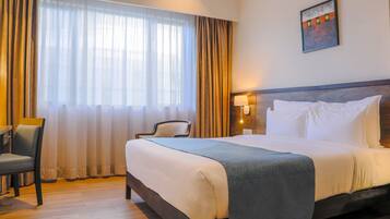 Standard Double Room | Peralatan tempat tidur premium, bar mini, peti besi dalam bilik, meja