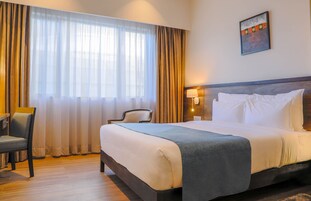 Habitación estándar doble | Ropa de cama de alta calidad, minibar, caja fuerte y escritorio