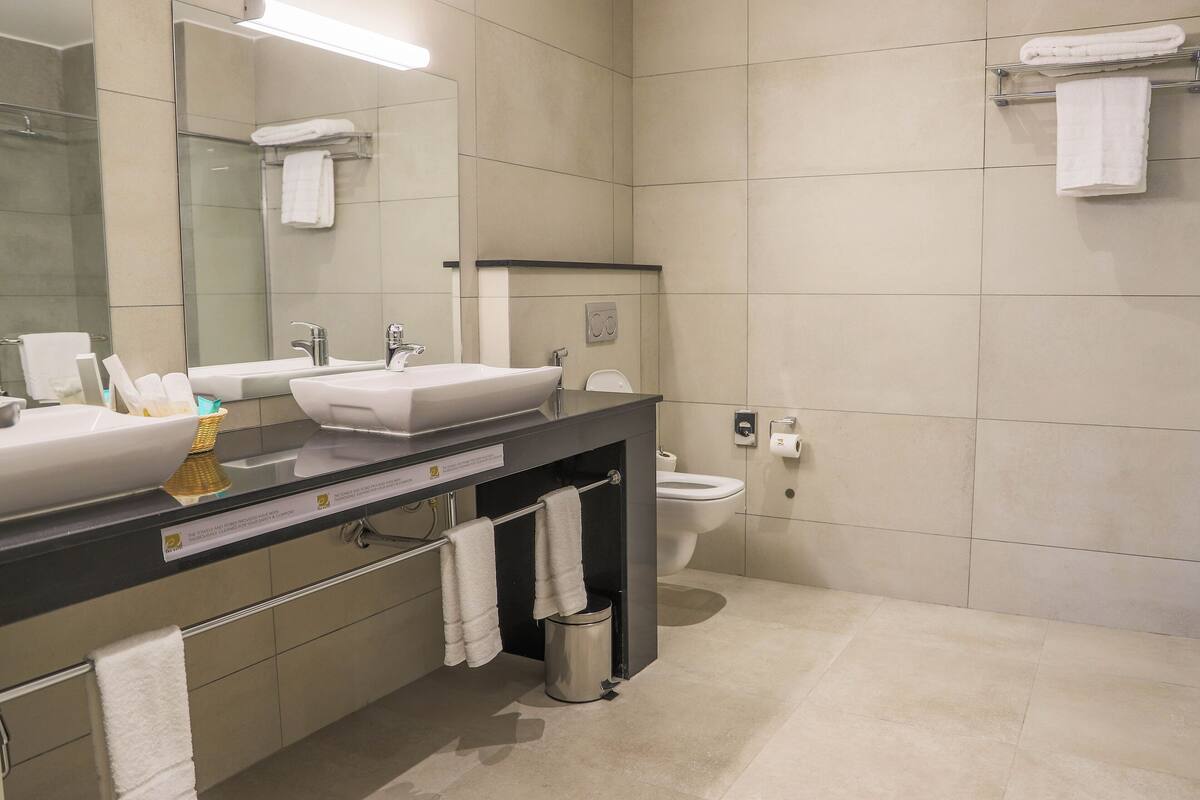 1 bedroom, premium bedding, minibar, in-room safe