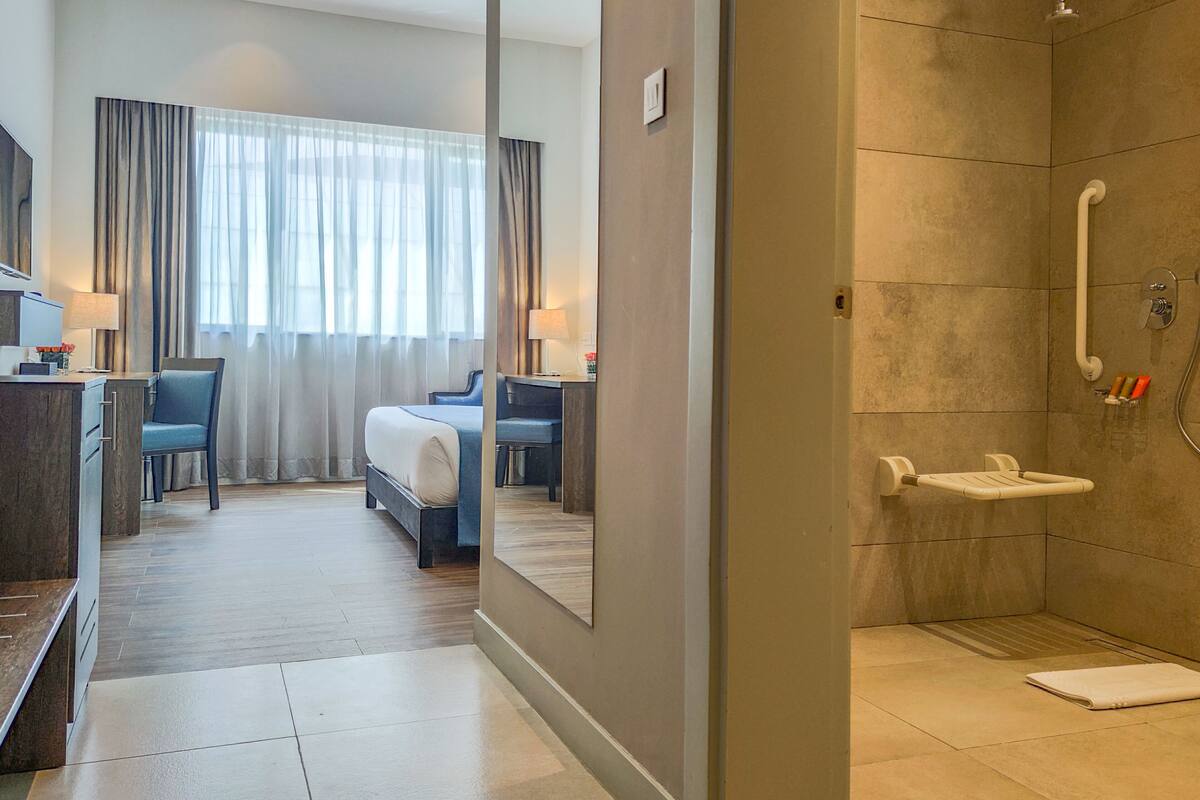 standard double room | 1 bedroom, premium bedding, minibar, in-room safe