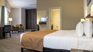 Sengetøy av topp kvalitet, minibar, safe på rommet og skrivebord