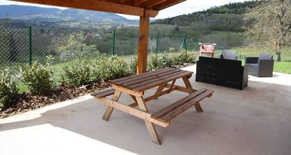 Gßte pour 4 avec terrasse couverte, parking privé et animaux acceptés