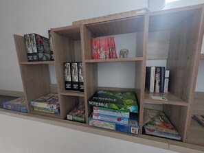 Game room - Cottage for 4 with covered terrace, private parking, pet-friendly (Combrimont)