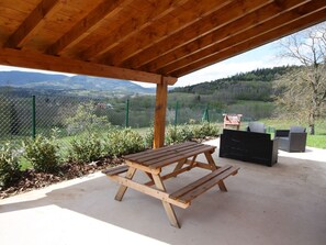 Outdoor dining - Cottage for 4 with covered terrace, private parking, pet-friendly (Combrimont)