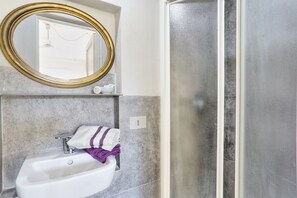 House, 2 Bedrooms, Smoking | Bathroom - Duplex Apartment for 4 People (Palaia)
