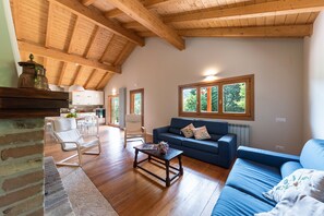 Vila, 2 quartos, acessível, varanda | Área de estar