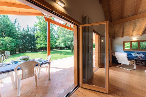 Vila, 2 quartos, acessível, varanda | Área de estar