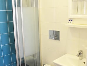 Chambre, 1 chambre, terrasse | Salle de bain