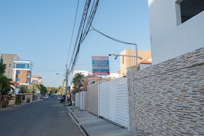 Apartamento, 2 quartos, sacada, vista para a cidade | Fachada