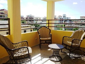 Apartamento, 2 quartos, sacada, vista para a cidade | Terraço/pátio