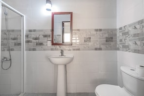 Apartment, 2 Bedrooms, Balcony, City View | Bathroom amenities
