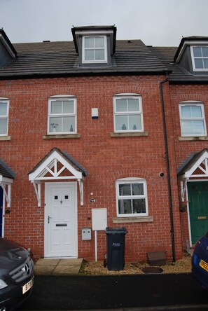 Exterior - Fantastic 4 bed house with 3 bathrooms in pleasant location (West Bromwich)