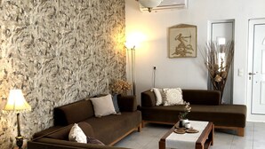 Sala de estar com sofá seccional, mesa de centro, luminária de chão e parede com textura.