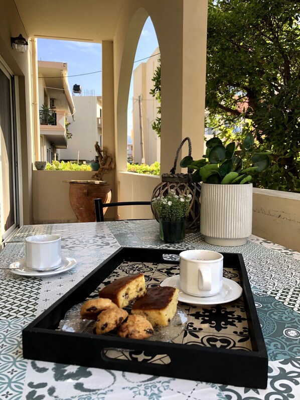 Comfort Apartment, 3 Bedrooms | In-room dining