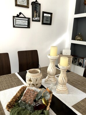 Comfort Apartment, 3 Bedrooms | In-room dining