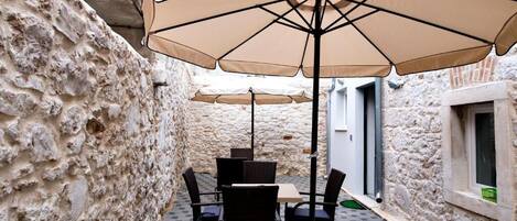 تناول الطعام بالخارج