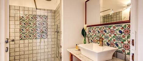 Suihku, hiustenkuivaaja, bidee, pyyhkeet