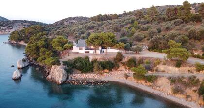 SECRET PARADISE-MODERN HOUSE-PRIVATE SMALL BEACH