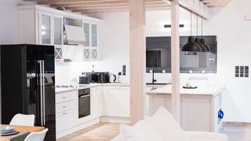 Jääkaappi, mikroaaltouuni, uuni, liesi