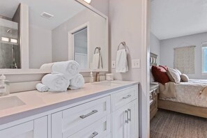 Combined shower/tub, hair dryer, towels