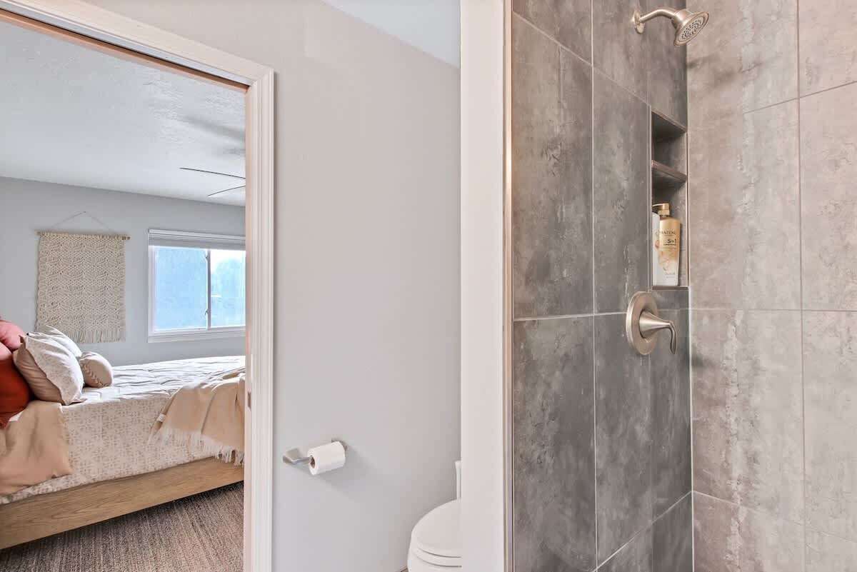 Combined shower/bathtub, hair dryer, towels