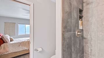 Combined shower/bathtub, hair dryer, towels