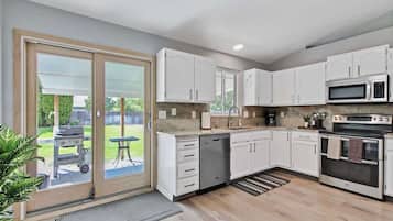 Refrigerador, microondas, horno y parrilla de estufa