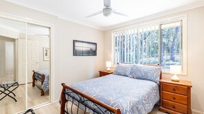 5 chambres, fer et planche à repasser, lit de bébé portatif
