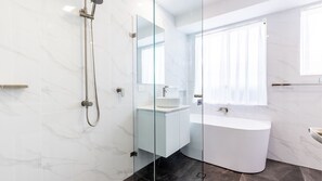 Bathtub - The Bay House, 48 Government Road Shoal Bay– 5 bedroom holiday home with Wi-Fi & Foxtel (Shoal Bay)