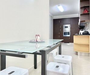 Réfrigérateur, micro-ondes, four, lave-vaisselle