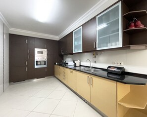 Kühlschrank, Mikrowelle, Ofen, Geschirrspüler