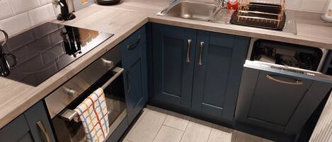 Talo | Yksityinen keittiö | Jääkaappi, mikroaaltouuni, uuni, liesi