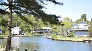 Um imóvel à beira do lago, com várias casas interligadas por cais.