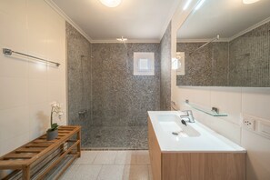 Baignoire, séchoir à cheveux, serviettes fournies