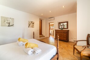 6 bedrooms, iron/ironing board, travel cot, free WiFi
