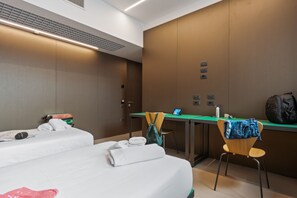 Escritorio, espacio para trabajar con laptop y cortinas blackout 