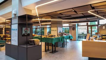 Dagelijks continentaal ontbijt (EUR 12 per persoon)