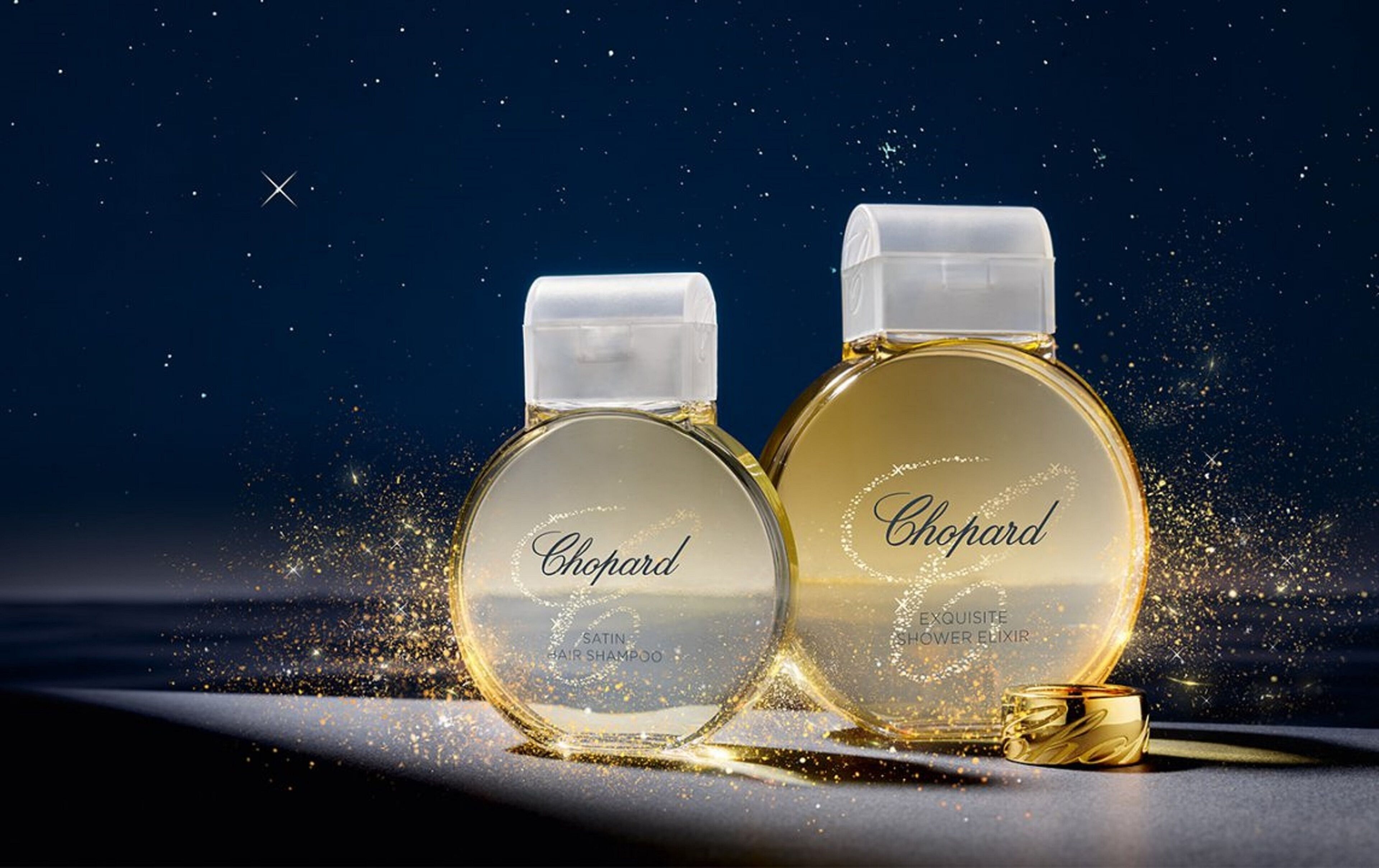 Zwei Flaschen Chopard Haarschampoo und Dusch-Elixier mit schimmerndem Effekt.