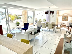 Signature-Villa | Wohnzimmer | LED-Fernseher, iPad, Netflix, iPod-Dockingstation