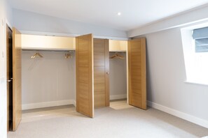 Interior - Immaculate Central Windsor Town House (Windsor)